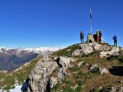 50 Alla croce di vetta del Venturosa (1999 m) ...non siamo soli